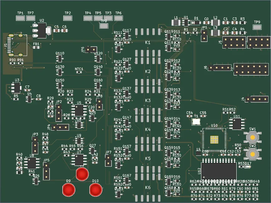 Vista superior en 3D de la placa A-0, verde, con decenas de componentes etiquetados, seis relés en columna en el centro y tres piezas rojas abajo a la izquierda.